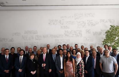 Porträtaufnahme des gesamten Integrationsbeirats mi Minister Dr. Stamp und Staatssekretärin Güller.