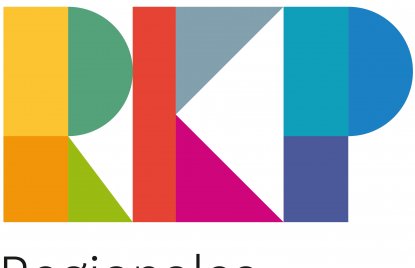Die Buchstaben R, K und P sind aus bunten Farbblöcken gebildet