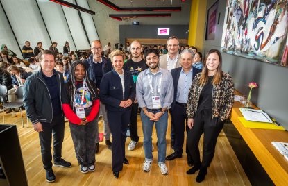(v.l.n.r.) Lars Ricken, Schülerin Romance Bassingha, Carsten Cramer (BVB-Marketinggeschäftsführer), Ministerin Ina Brandes, Auszubildener Siyar Aslan, Milad Tabesch (Initiative „Ruhrpott für Europa“), Guido Hitze (Leiter Landeszentrale für politische Bildung), Manuel Neukirchner, Poetry Slammerin Sandra da Vina
