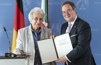 Ministerpräsident Armin Laschet zeichnet Anita Lasker-Wallfisch mit dem Verdienstorden des Landes Nordrhein-Westfalen aus