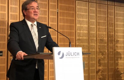 Ministerpräsident Laschet steht am Rednerpult und hält eine Rede zur Gedenkfeier von Peter Grünberg im Jülicher Forschungszentrum.