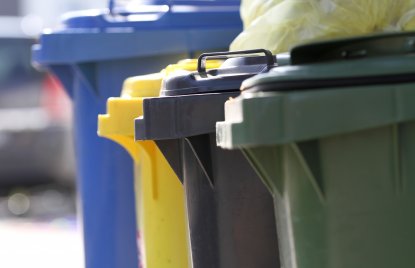 Verschieden farbige Mülltonnen
