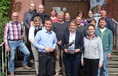 Ministerin Schulze Föcking mit der Belegschaft der NABU-Naturschutzstation Münsterland auf Haus Heidhorn.