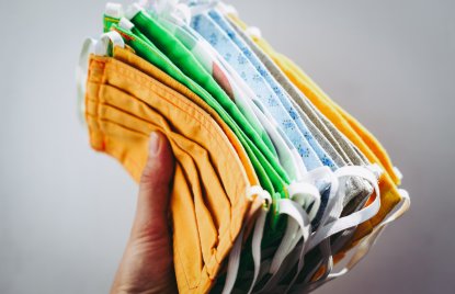 phb Mundschutz, genähte, in Hand haltend