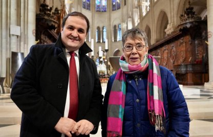 Minister Nathanael Liminski und Barbara Schock-Werner (Kölner Dombauhütte) stehen einem Langschiff