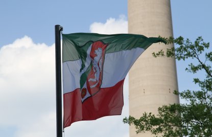 NRW-Flagge Rheinturm