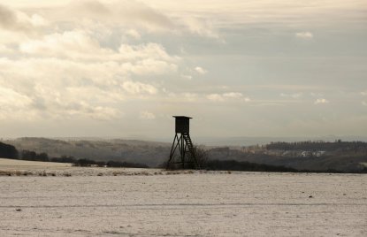 Hochsitz für die Jagd auf einem Feld im Winter