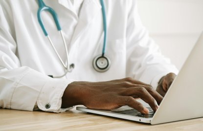 Arzt mit Laptop und Stethoskop