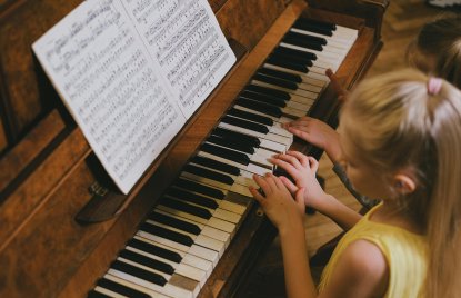 Kind beim Klavierunterricht