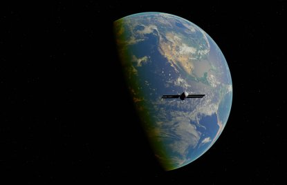 Die Erde ist aus dem Weltraum halb beleuchtet zu sehen, mit sichtbaren Wolkenformationen über Nord- und Mittelamerika. Im Vordergrund schwebt ein Satellit vor dem dunklen Hintergrund des Weltalls.