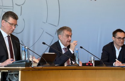 Minister Reul spricht in der Landespressekonferenz