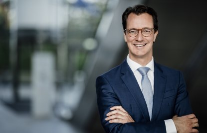 Ministerpräsident Hendrik Wüst lächelt in die Kamera