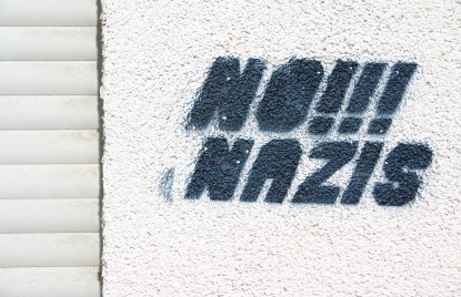 Bild mit Schriftzug No!!! Nazis an eienr Hauswand