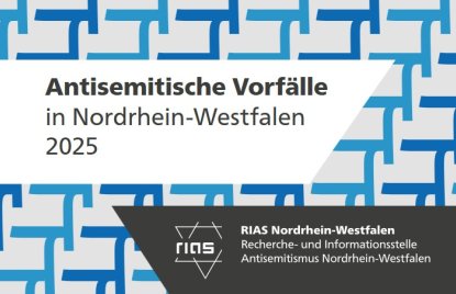 Titelbild des Jahresberichts ‚Antisemitische Vorfälle in Nordrhein-Westfalen 2025‘ von RIAS NRW. Das Titelblatt zeigt ein blaues geometrisches Muster sowie das Logo der Recherche- und Informationsstelle Antisemitismus Nordrhein-Westfalen.