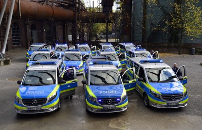 Gruppe von Mercedes-Vans