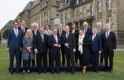 Gruppenfoto des Landeskabinetts vor dem Landeshaus in Düsseldorf