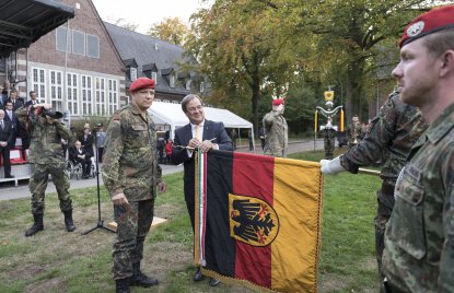 Ministerpräsident Laschet verleiht das Fahnenband des Landes NRW