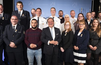 Ministerpräsident Armin Laschet verleiht die Rettungsmedaille des Landes Nordrhein-Westfalen an 20 Bürgerinnen und Bürger
