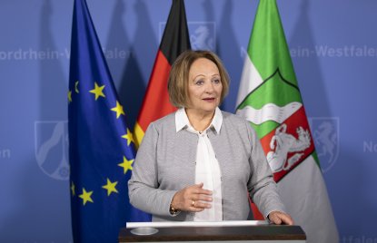 phb Sabine Leutheusser-Schnarrenberger, redend Pult, Fahnen (2021)