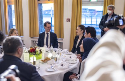 Ministerpräsident Hendrik Wüst feiert Fastenbrechen mit Muslimen, Christen und Juden