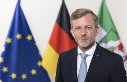PHB Günnewig, Dirk - neutral, vor Flaggen (2022)