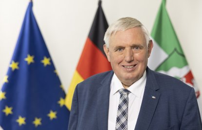 PHB Laumann, Karl-Josef - lächelnd, vor Flaggen (2022)