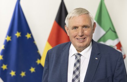 PHB Laumann, Karl-Josef - lächelnd, vor Flaggen (2022)