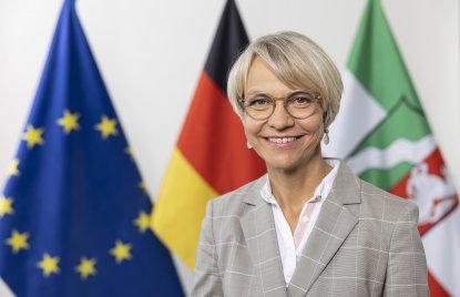 PHB Feller, Dorothee - lächelnd, vor Flaggen (2022)