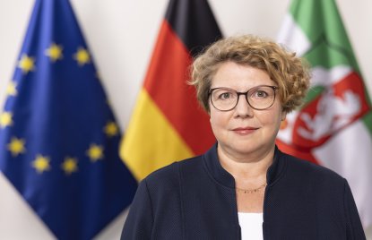 PHB Brückner, Daniela - neutral, vor Flaggen (2022)