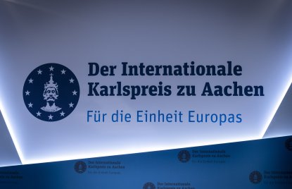 Ministerpräsident Hendrik Wüst gratuliert Pinchas Goldschmidt, Preisträger des Internationalen Karlspreis zu Aachen 2024