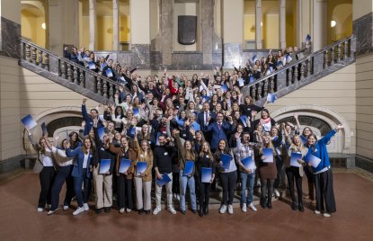 Ministerpräsident Wüst und Schulministerin Feller begrüßen in Düsseldorf mehr als 100 neue Lehramtsanwärterinnen und Lehramtsanwärter