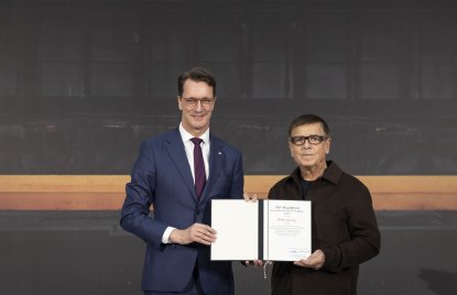 Ministerpräsident Hendrik Wüst und Andreas Gursky posieren mit der Urkunde