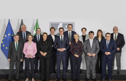 Gruppenfoto des Landeskabinetts vor Flaggen