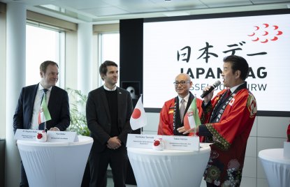 Ein japanischer Wirtschaftsvertreter hält in traditioneller Kleidung eine Rede