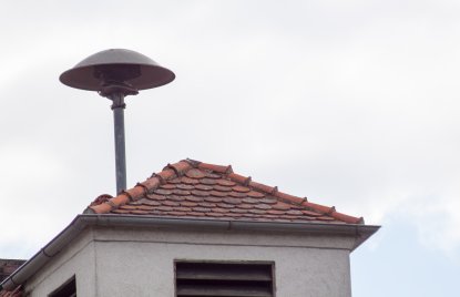 Eine alte Sirene auf einem Dach