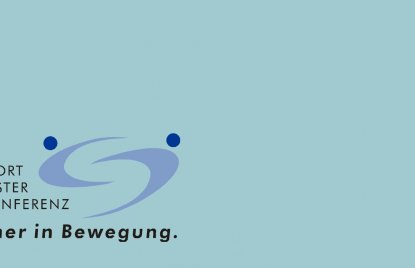 Ein "S" in einem speziellen Design-Logo oben mit 2 blauen Punkten links und rechts. Rechts daneben steht "Sport Minister Kompetenz", unter dem Text und dem Logo steht "Immer in Bewegung". Der Hintergurnd ist in hellblau gehalten.