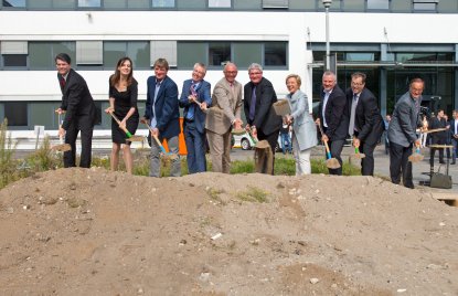 Spatenstich beim Max-Planck-Institut Mülheim an der Ruhr, von links nach rechts: Prof. Frank Neese, Prof. Serena DeBeer, Willi Schlamann, Prof. Walter Leitner, OB Ulrich Scholten, Prof. Robert Schlögl, Staatssekretärin Annette Storsberg, Christian Andreas Maeder (Nickl & Partner), Maximilian Prugger (stellv. Generalsekretär Max- Planck-Gesellschaft), Arnold Fessen (Bezirksbürgermeister Mülheim)