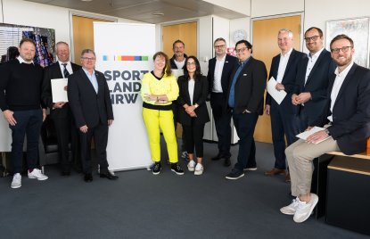 Staatssekretärin Milz übergibt Zuwendungsbescheide