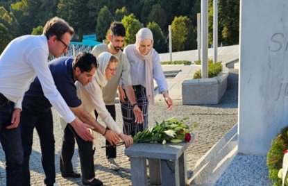 Sylvia Löhrmann legte gemeinsam mit Dr. Ludger Hiepel, Prof, Mouhanad Khorchide, Boaz Munz und Amina Kišić  Lilien am Gedenkstein des Srebrenica-Friedhofs nieder