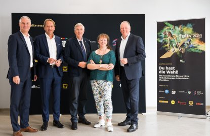 Sponsoren und StSin Milz vor dem Plakat zum felix award 2024