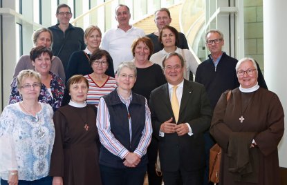 Portätfoto mit Ministerpräsident Armin Laschet und den Armen Schwestern vom Heiligen Franziskus aus Aachen.