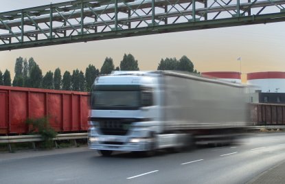 Ein LkW fährt auf einer Autobahn