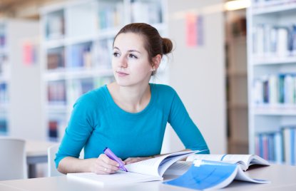 PHB Bibliothek Studentin Lernen blau