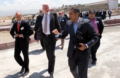 Wirtschaftsminister Garrelt Duin bei einer Betreibsführung des Unternehmens Mamut company in Tehran.