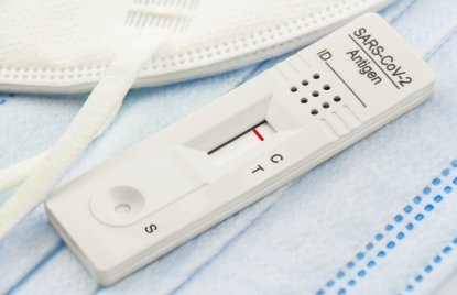 Corona Test liegend auf Maske