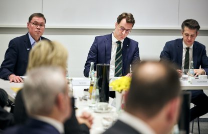 Ministerpräsident Hendrik Wüst im Gespräch mit Landräten 
