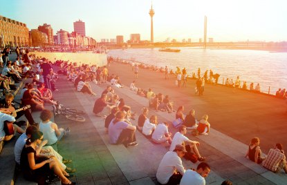 Menschen am Rheinufer bei Sonnenuntergang, Burgplatz Düsseldorf