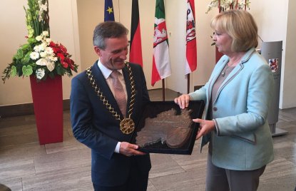 Ministerpräsidentin Hannelore Kraft überreicht Oberbürgermeister Thomas Geisel die Plakette zum NRW-Tag