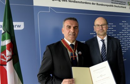 Minister Franz-Josef Lersch-Mense überreicht Bundesverdienstkreuz an Nihad Salim Latif Qoja