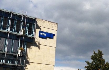 Fot des Düsseldorfer WDR-Gebäudes mit dem WDR-Logo